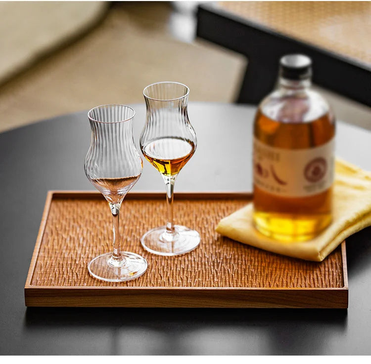 Deux verres tulipe dans un plateau bambou