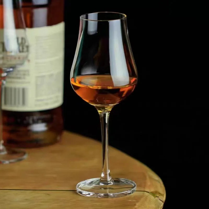 Verre tulipe pour dégustation sur une table en bois