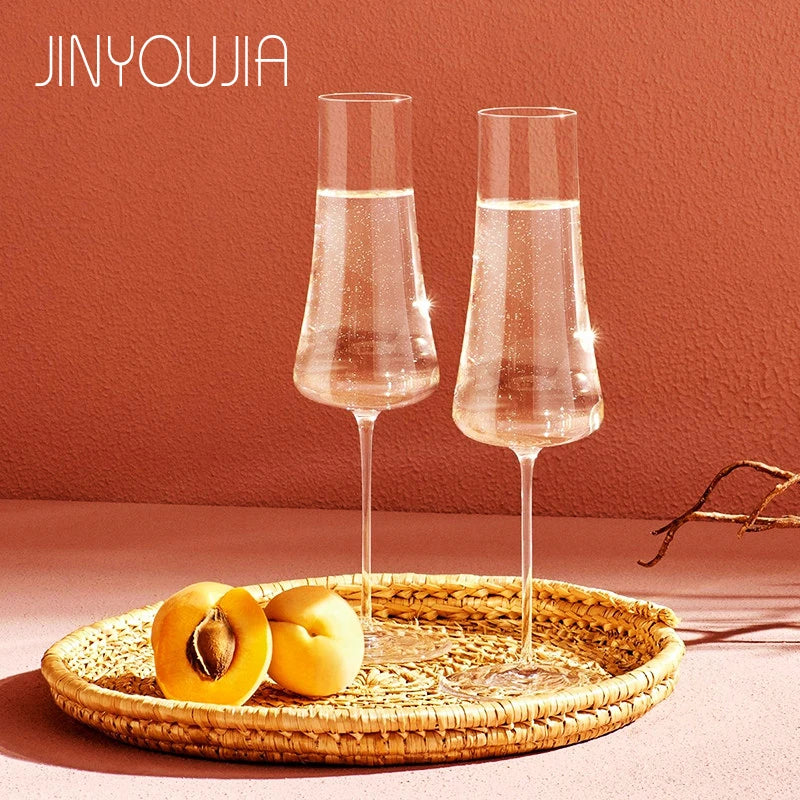 Du champagne dans deux verres tulipe champagne