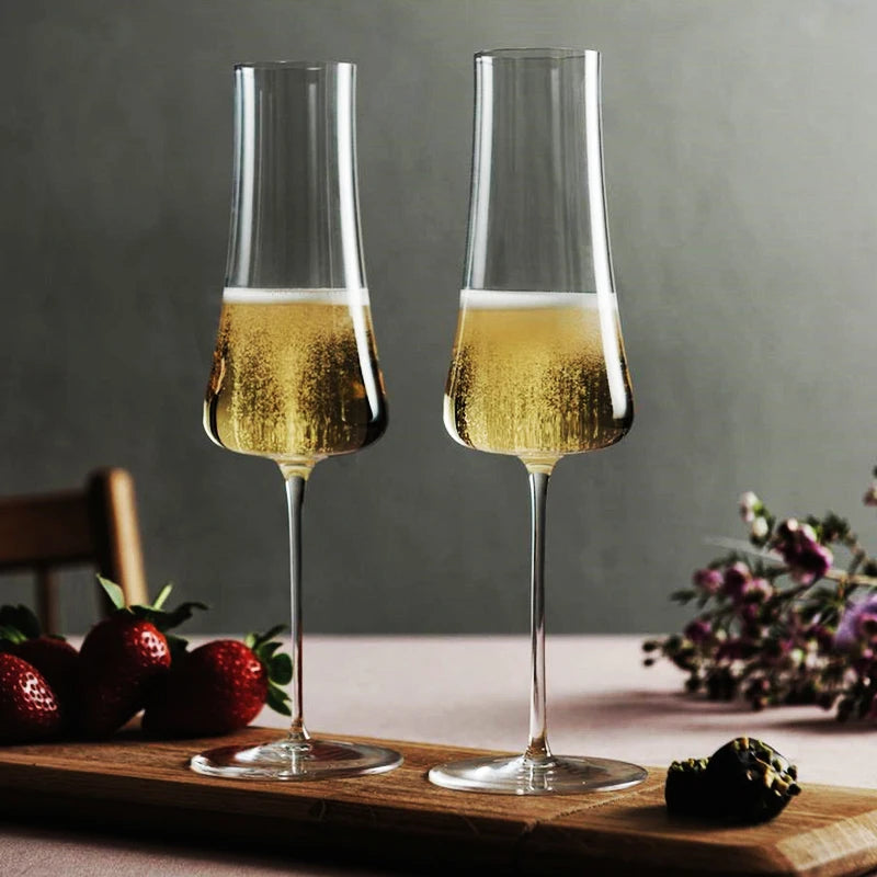 Deux verres tulipes pour champagne