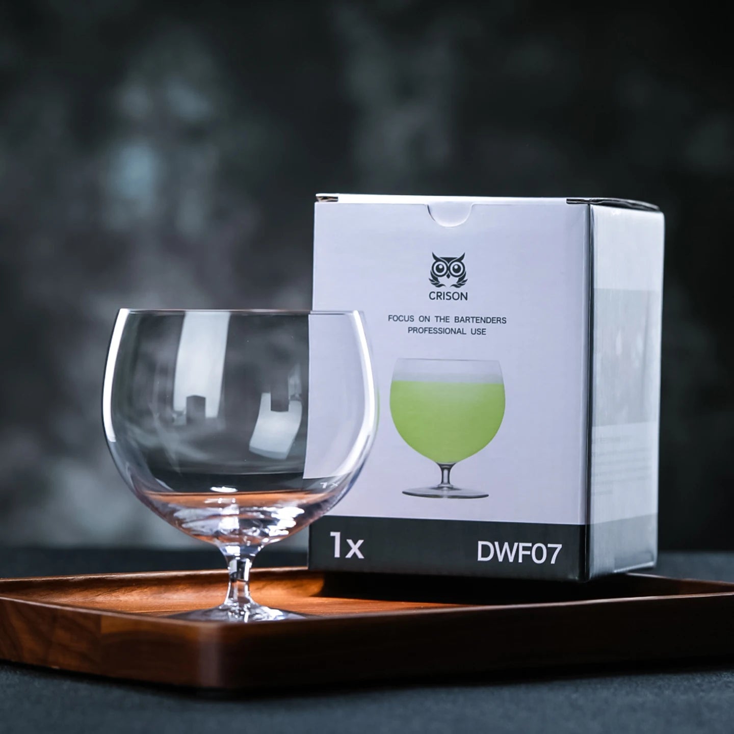 Un verre à gin tonic avec sont emballage carton