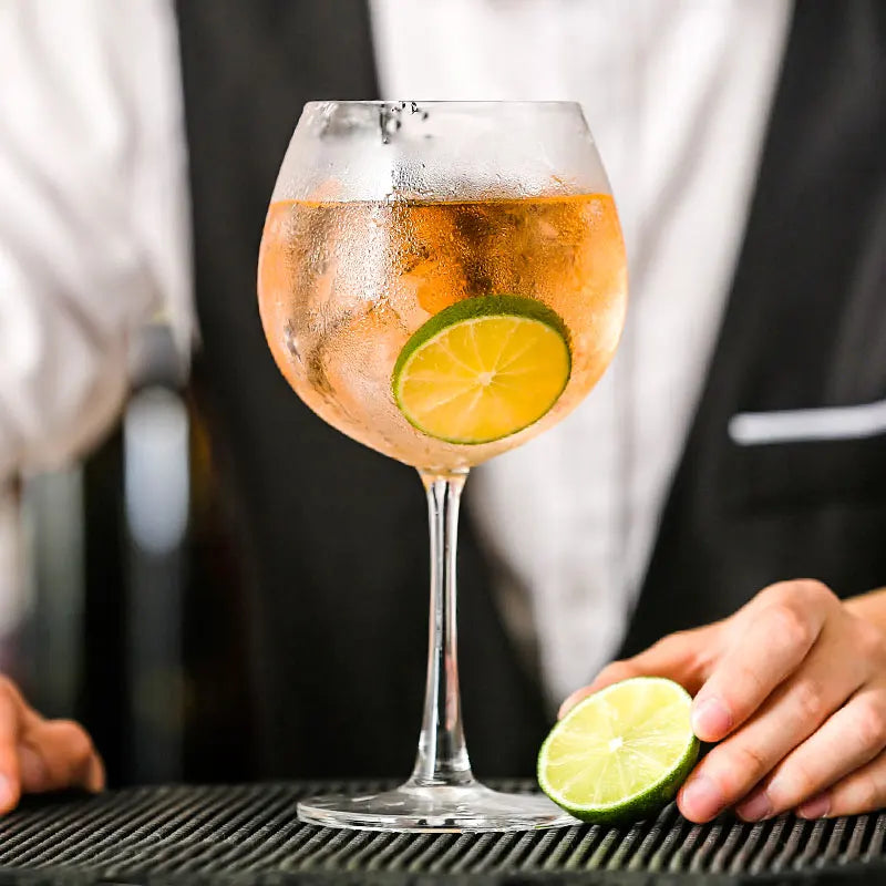 Un verre à gin tonic avec un barman