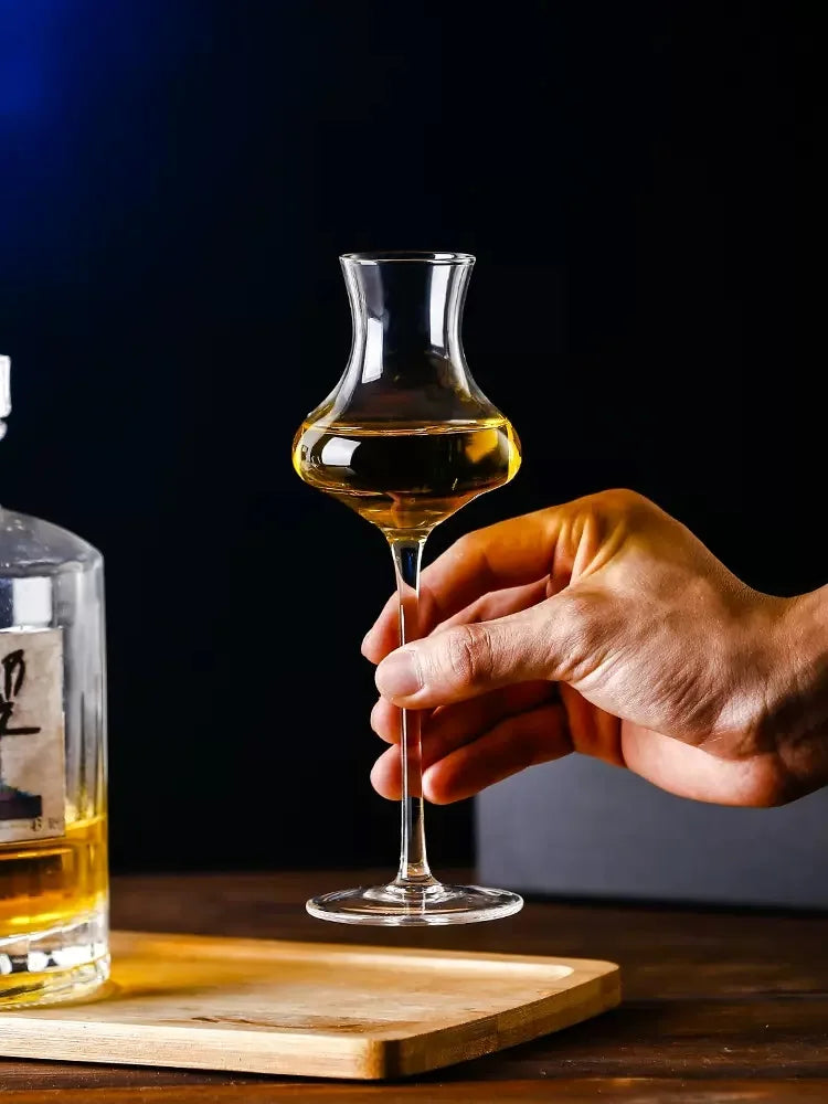 un verre pour liqueur de forme tulipe