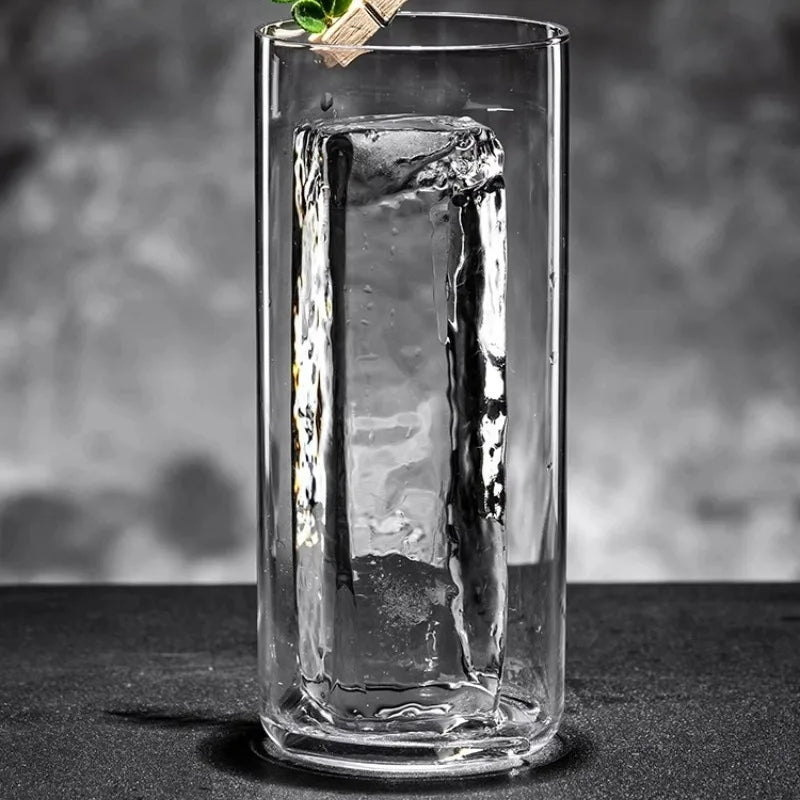 Un verre type long drink avec un grand glaçon