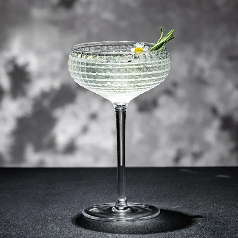 Un cocktail margarita dans un verre à pied