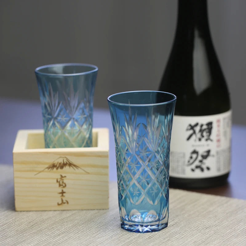 un verre a sake bleu ciel