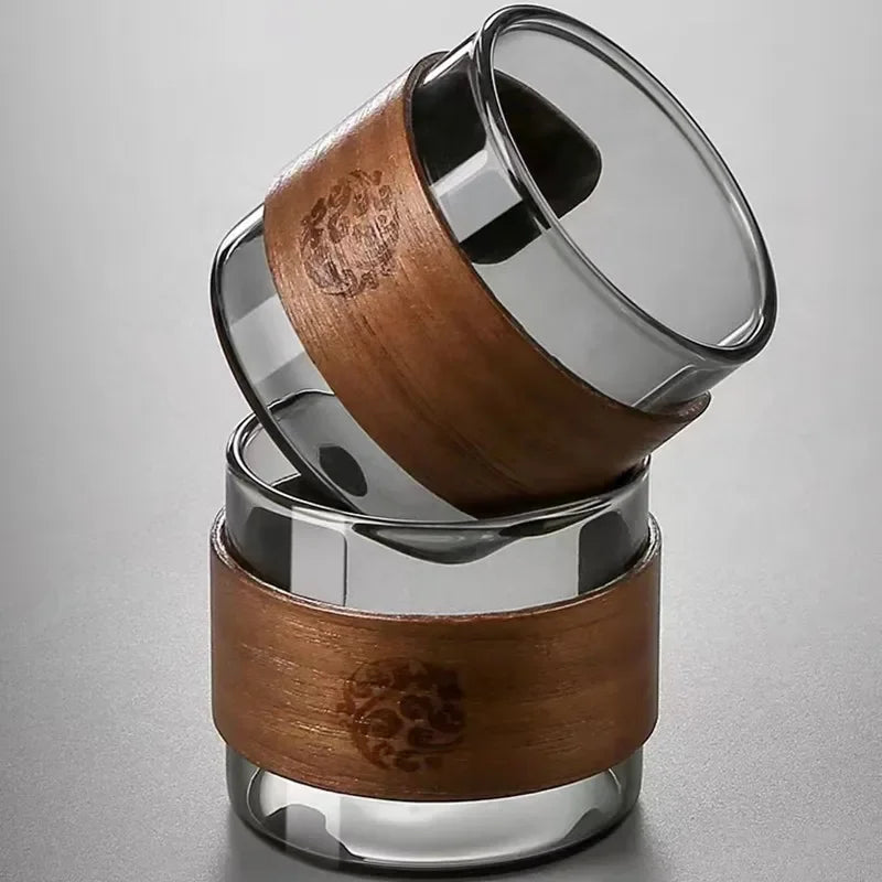 Deux verres sake l'un sur l'autre