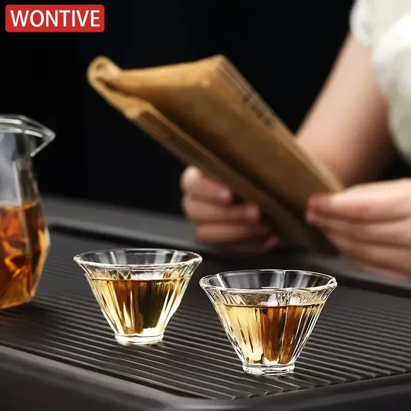 Deux verre à sake sur un tapis de bar