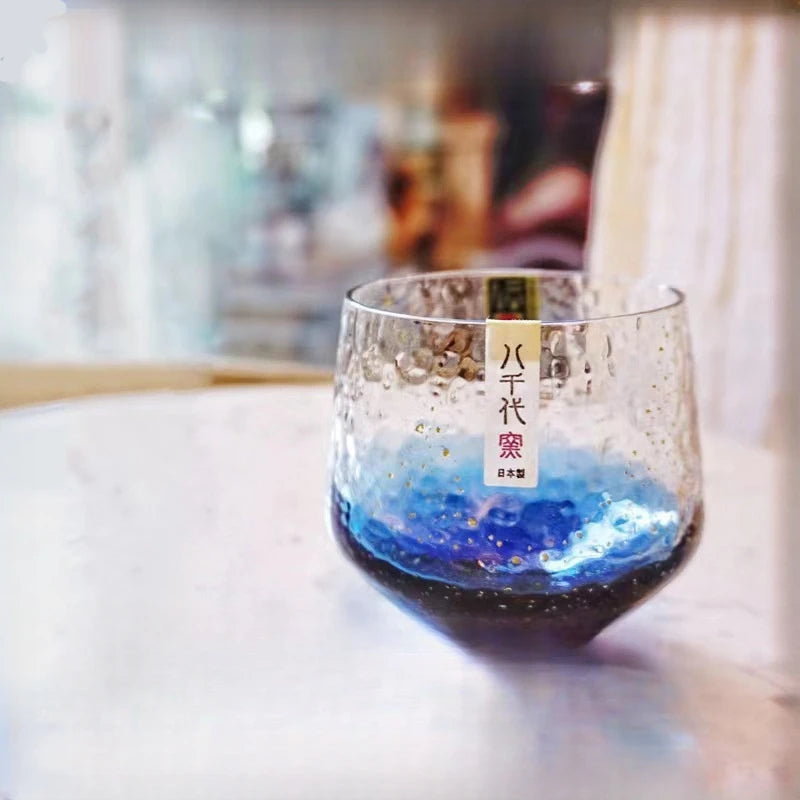 Zoom verre sake bleu