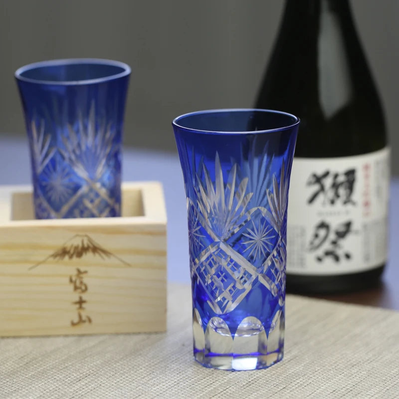 Un verre a sake bleu foncer