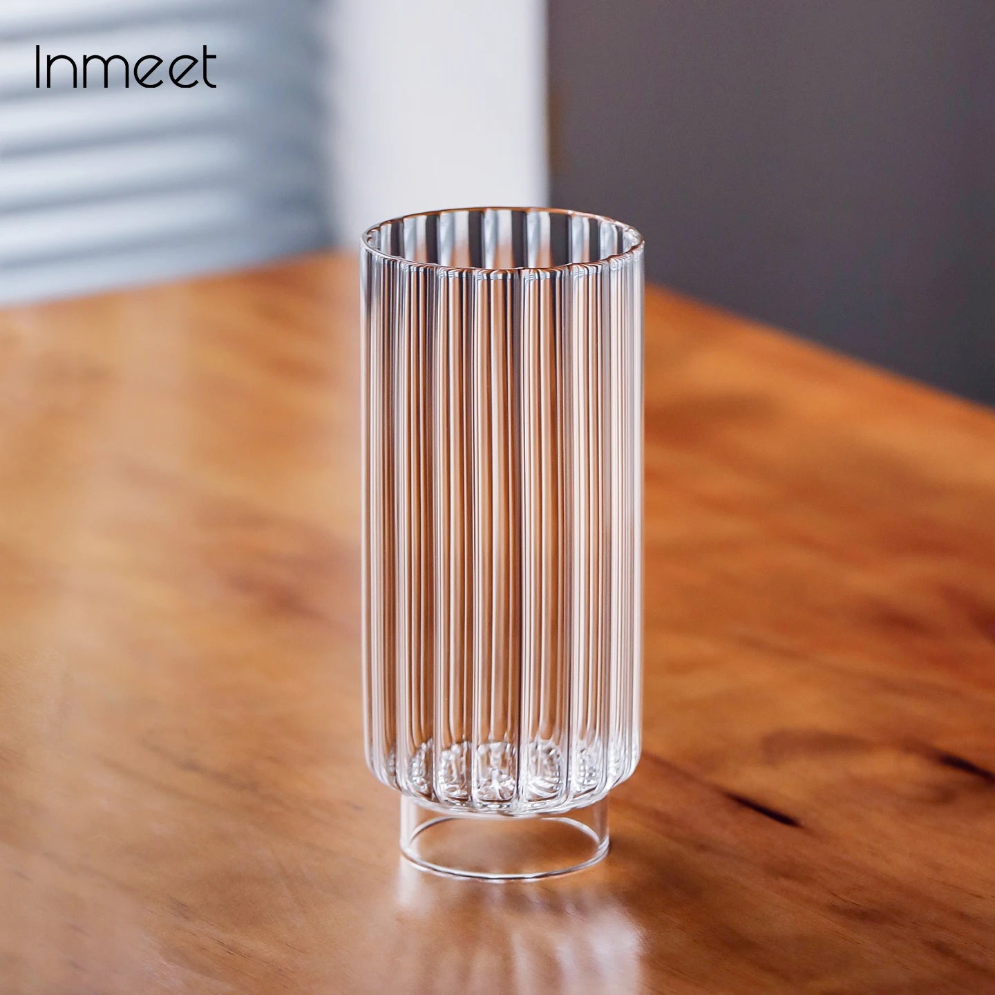 Verre long drink sur table en bois