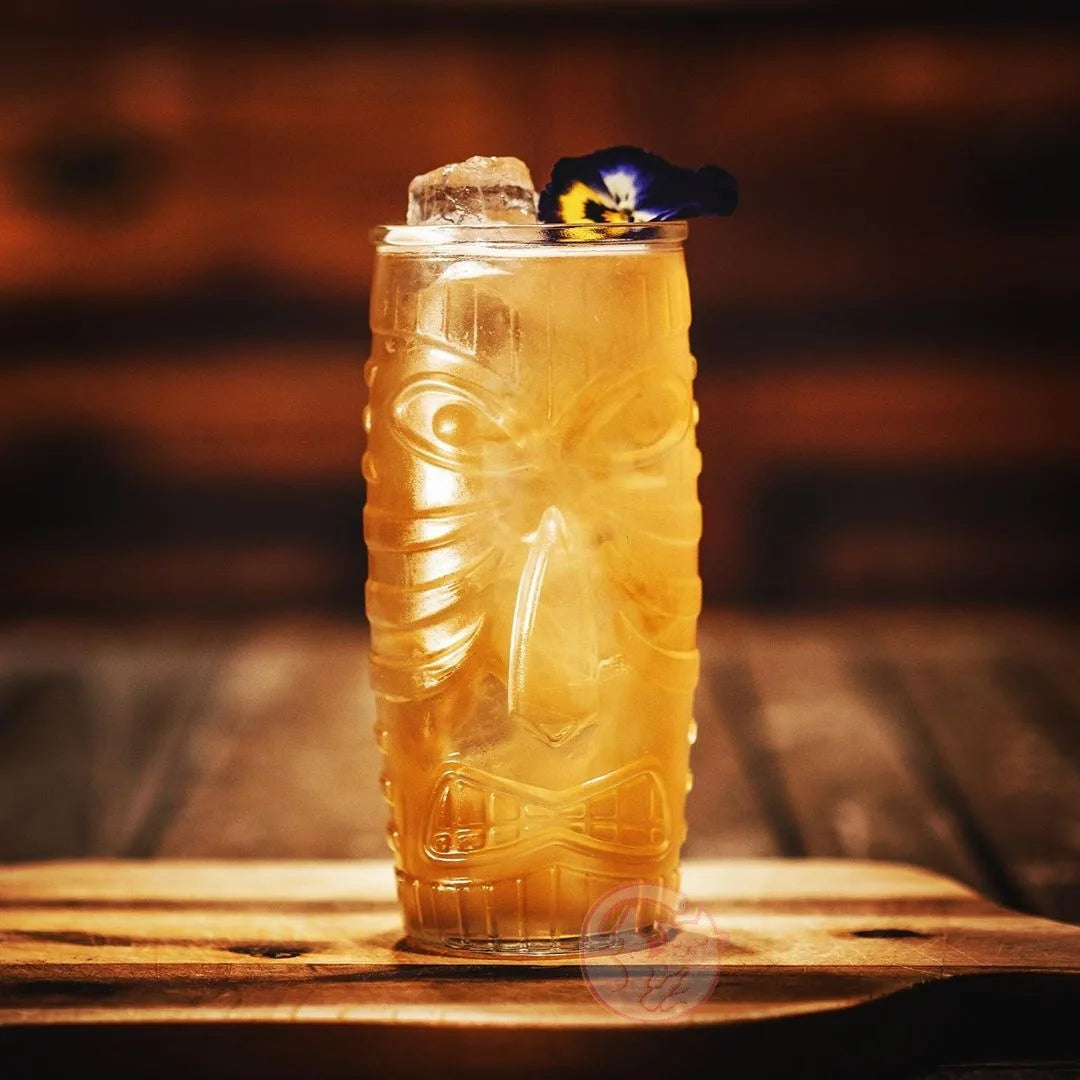 Un verre tiki avec du jus d'orange