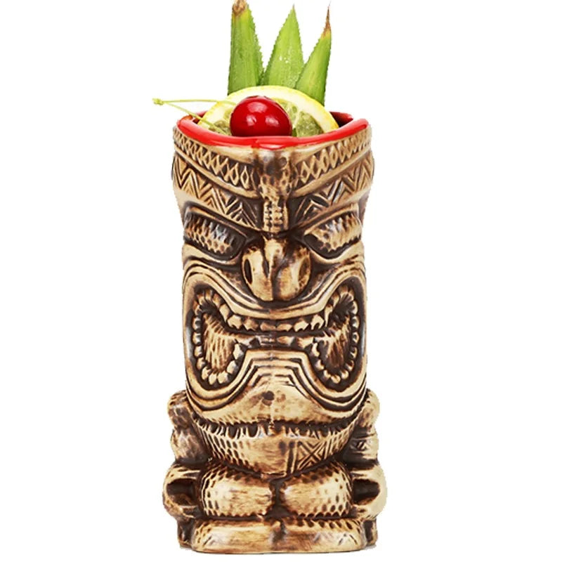 verre tiki grincheux sur un fond blanc