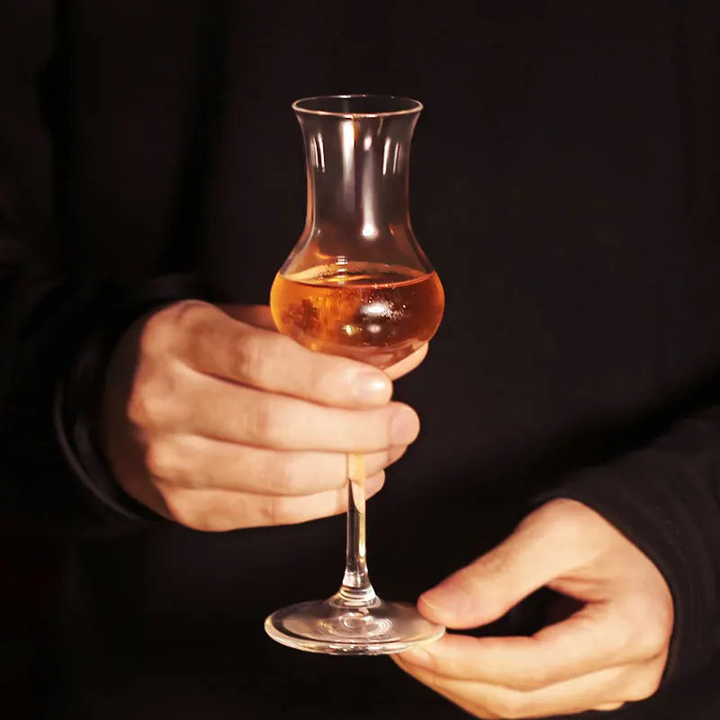 Verre tulipe dans les mains d'un sommelier