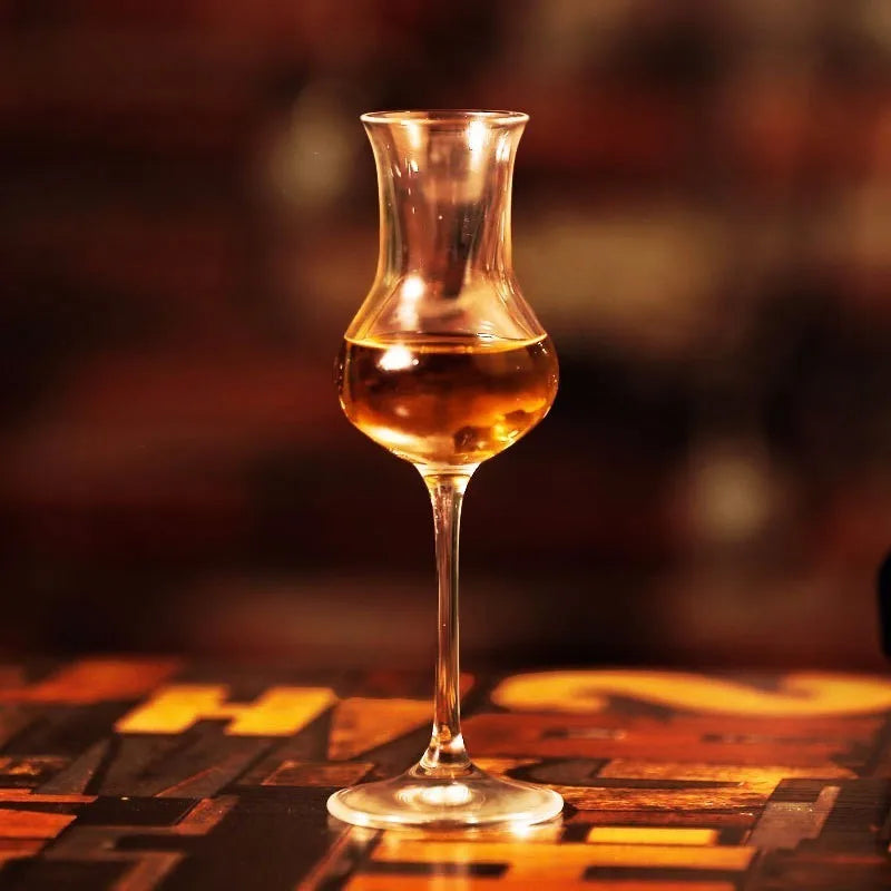 Verre tulipe copita sur une table de bar