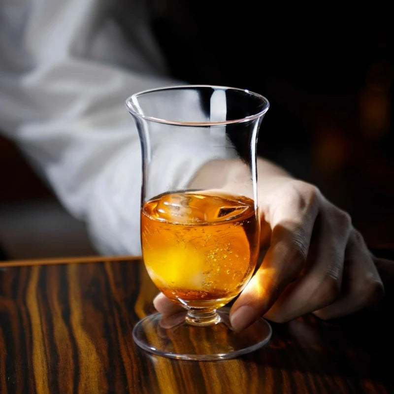 Verre tulipe dans la main du serveur