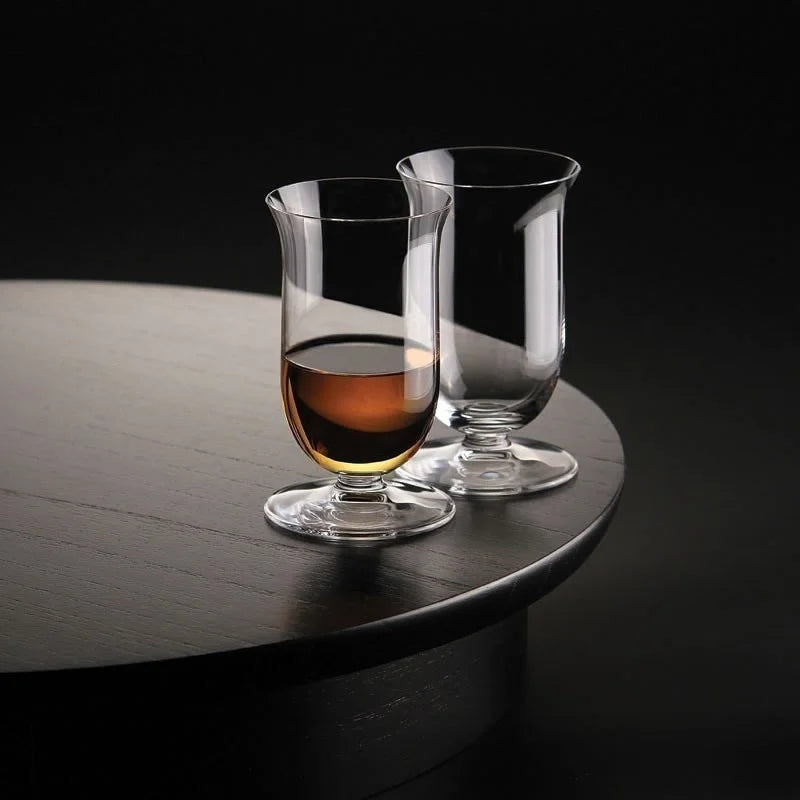 Deux verres tulipe sur une table noir