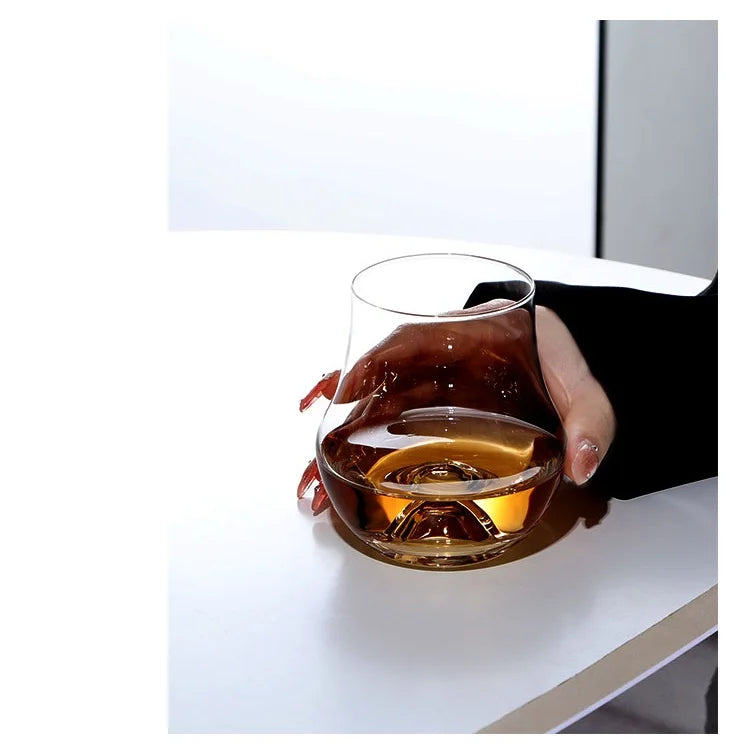 Verre tulipe sur table blanche
