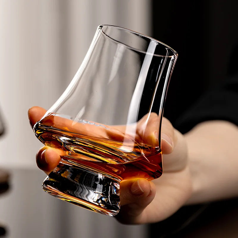 Verre tulipe dans la main d'un sommelier