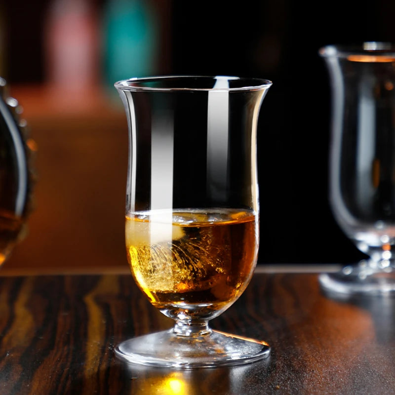 Verre tulipe olfactive sur table en bois