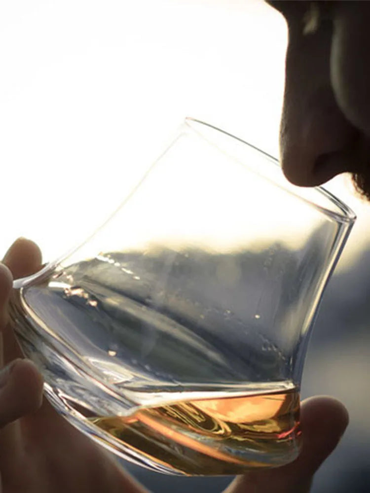 Sommelier avec le verre tulipe
