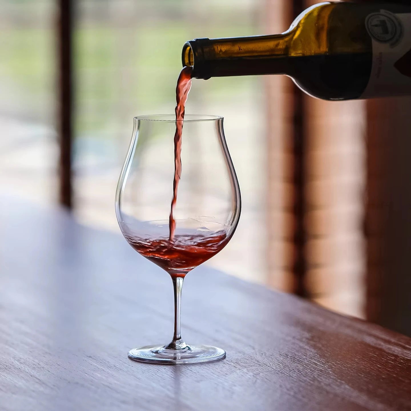 Verre tulipe pour champagne avec une bouteille