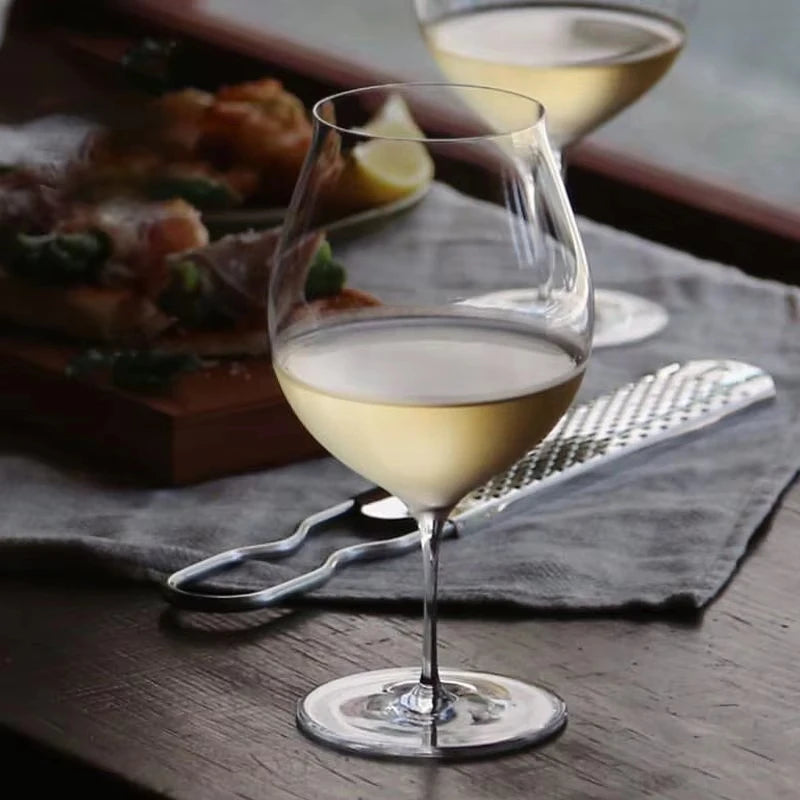 Verre tulipe vin avec du vin blanc sur une table