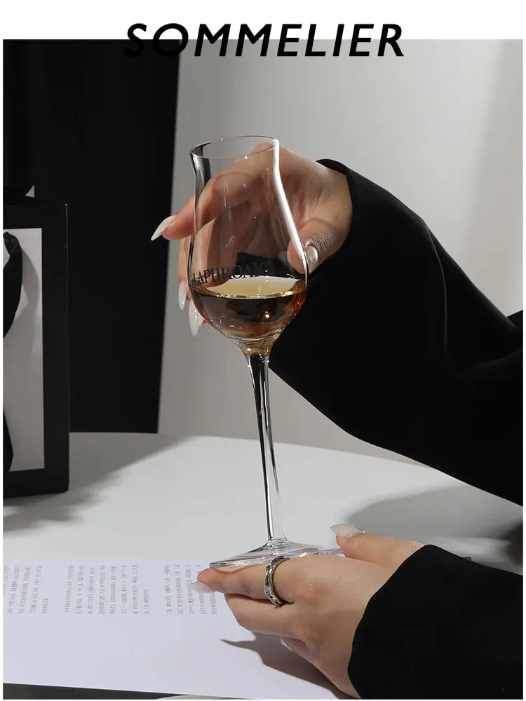 Verre Laphroaig dans main sommelier