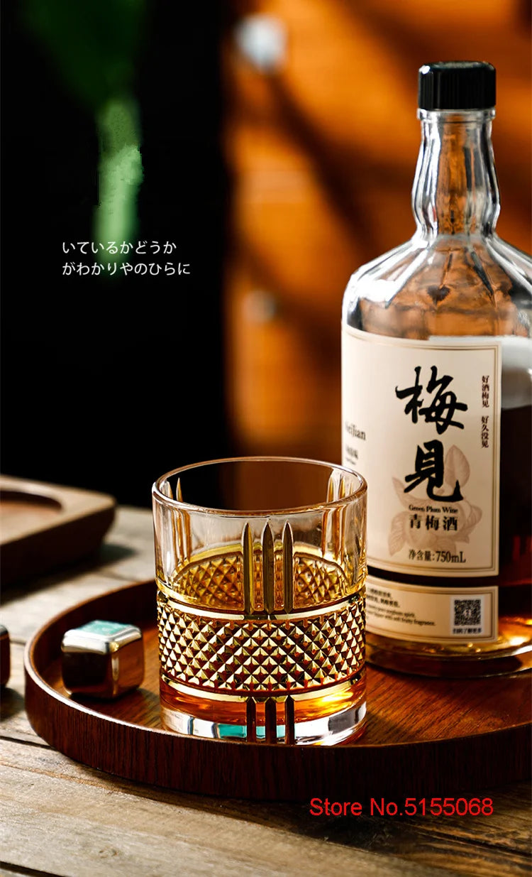 Un verre à whisky dans un plateau