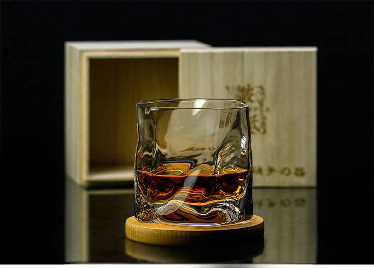 Verre à whisky japonais devant sa boite ouverte