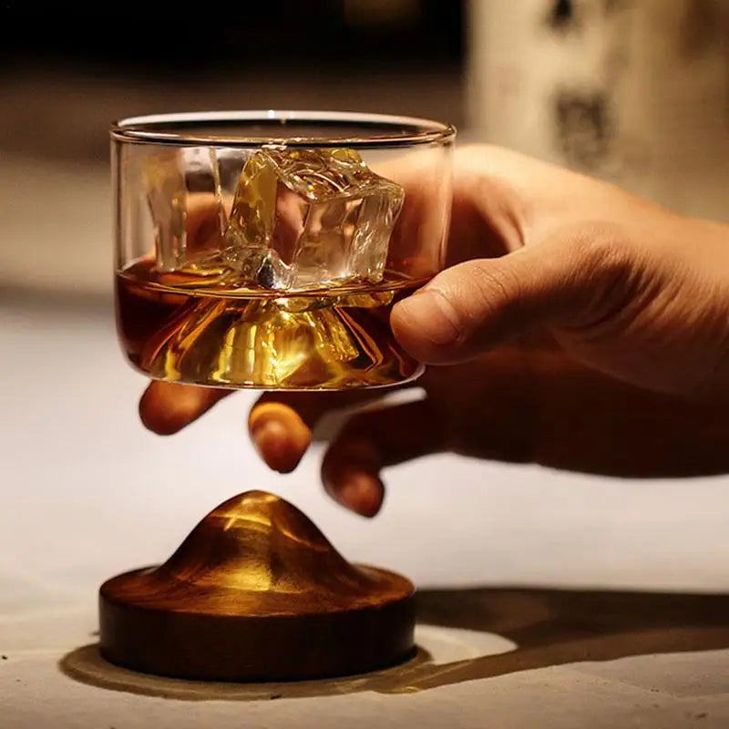 Le verre à whisky et l'ilot en bois