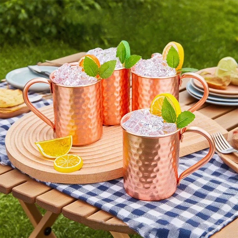 Quatre verres moscow mules sur une table