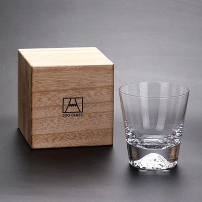 Le verre Fuji et sa boite en bois