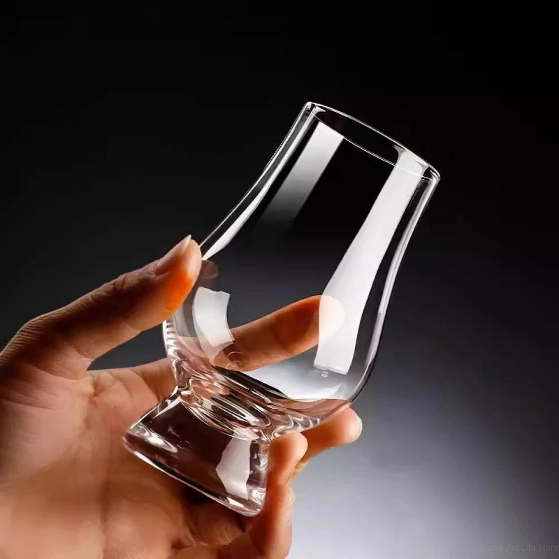 zoom sur le verre à whisky type Glencairn