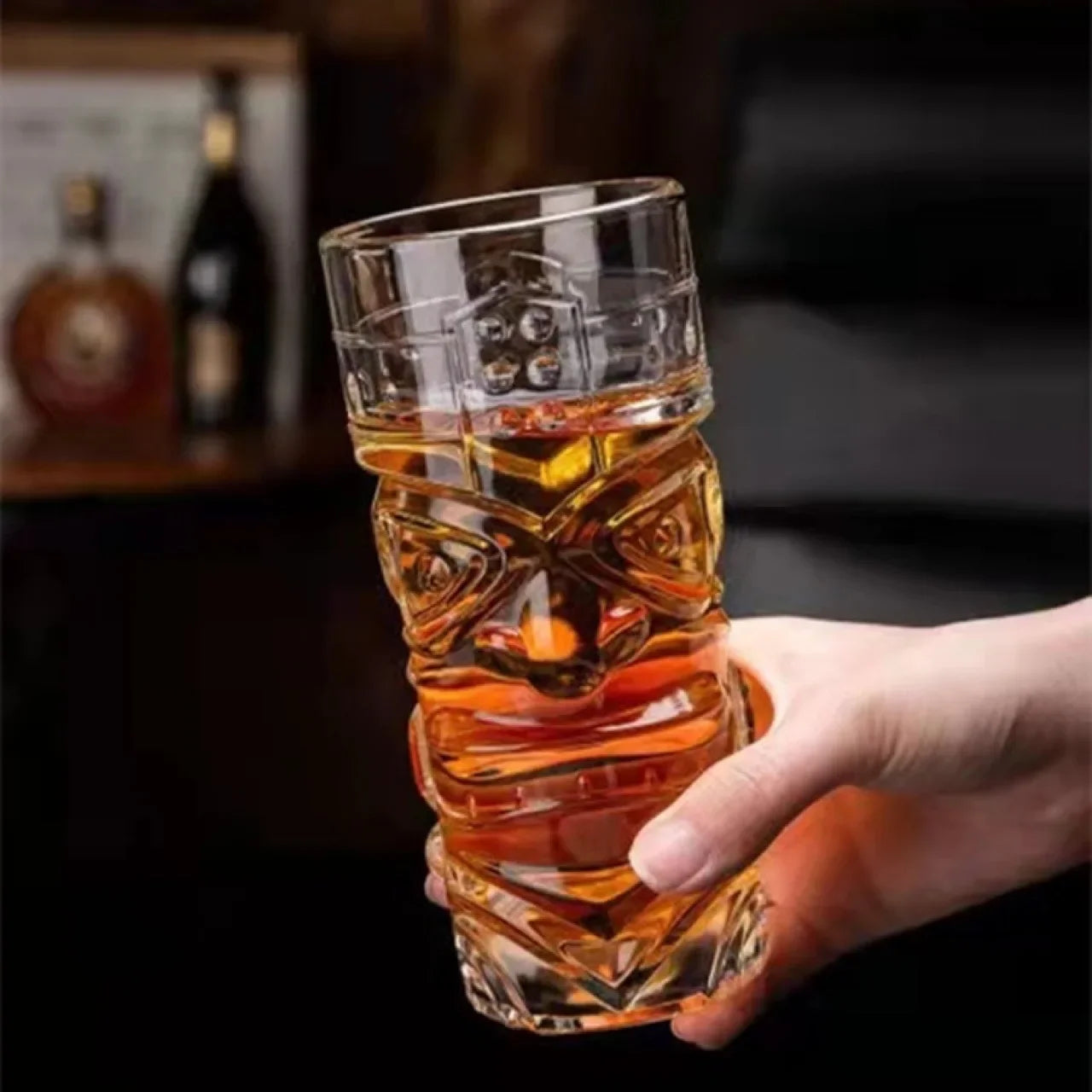 Zoom sur le visage du verre tiki