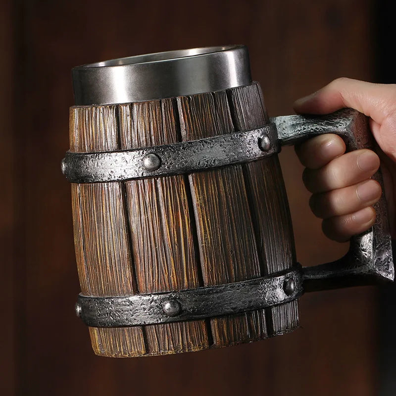 La chope baril dans la main d'un barman