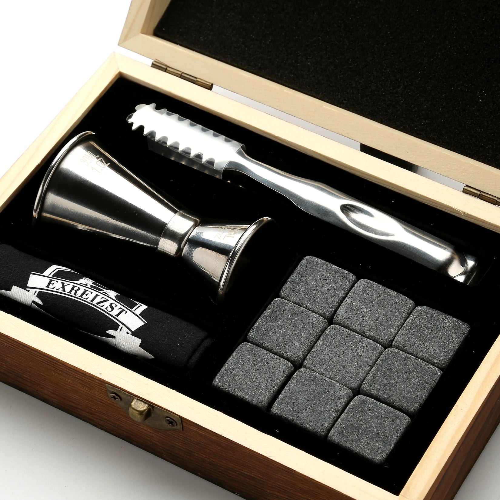 Les détails du coffret en bois et des pierres glaçon