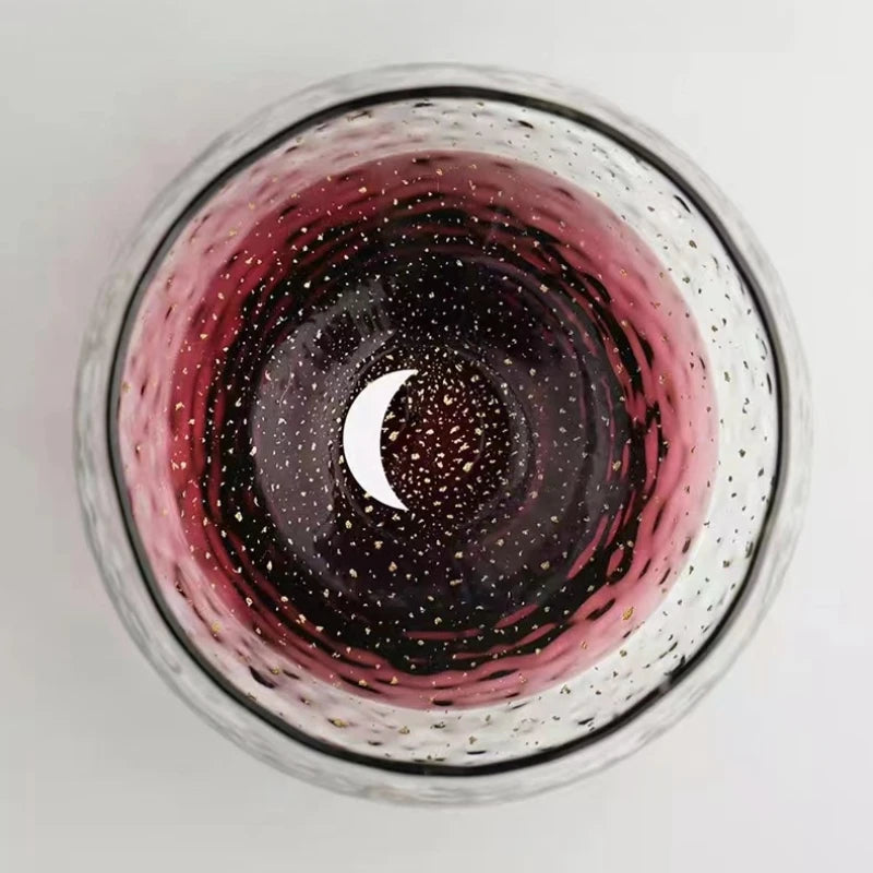 Le verre etoile sake rouge vu du dessus