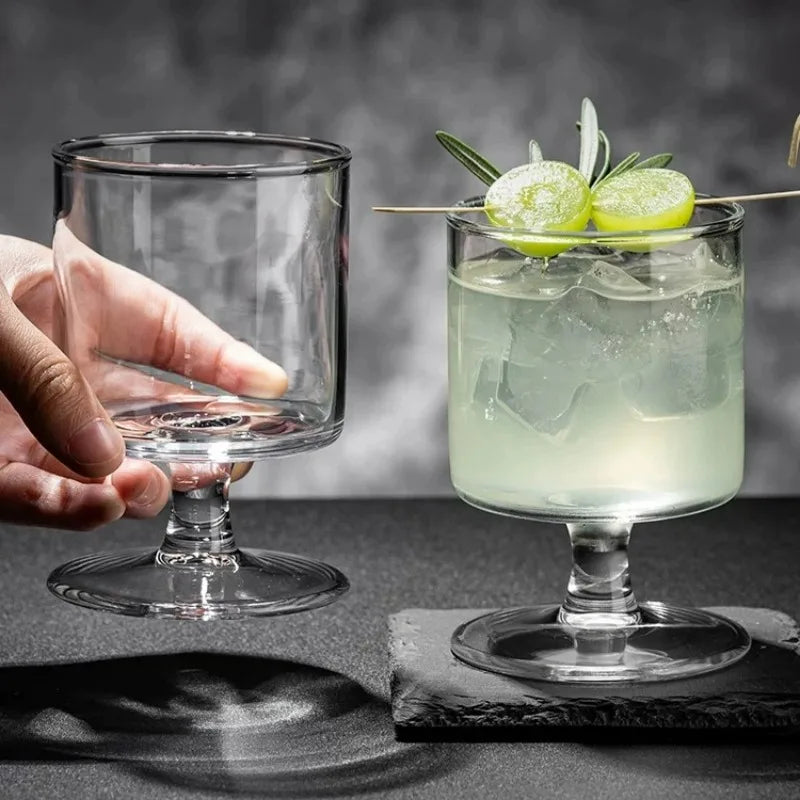 Un verre a gin tonic vide