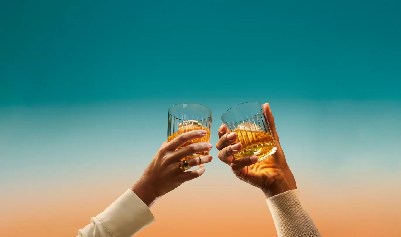Deux personnes qui trinques avec des verres à whisky