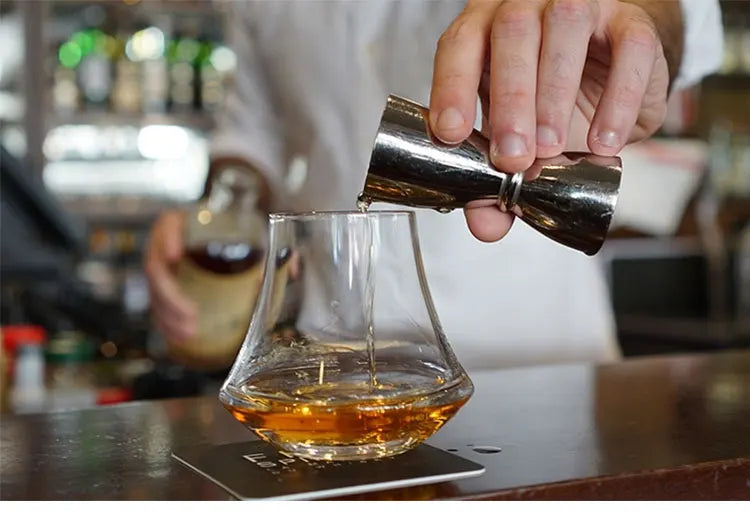 Un barman avec le verre tulipe