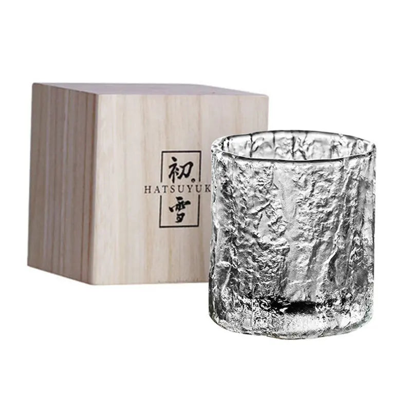 Le verre et sa boite en bois