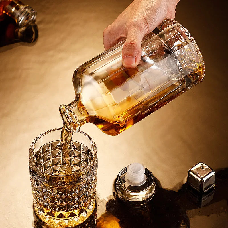Une carafe avec un verre à whisky
