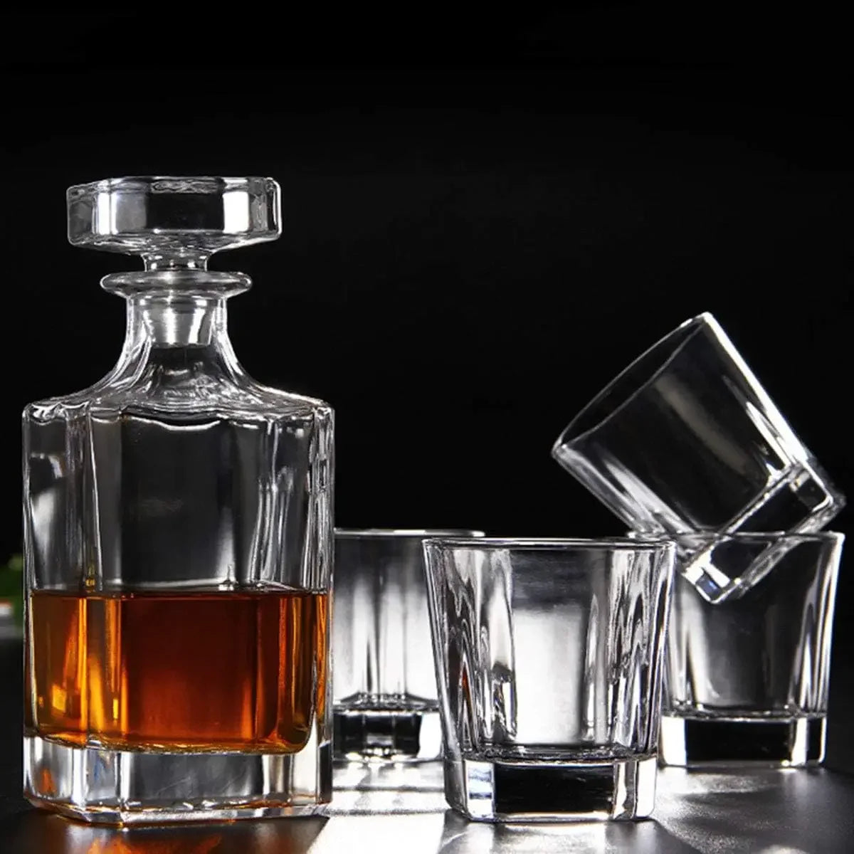 Une carafe à whisky et trois verres vide