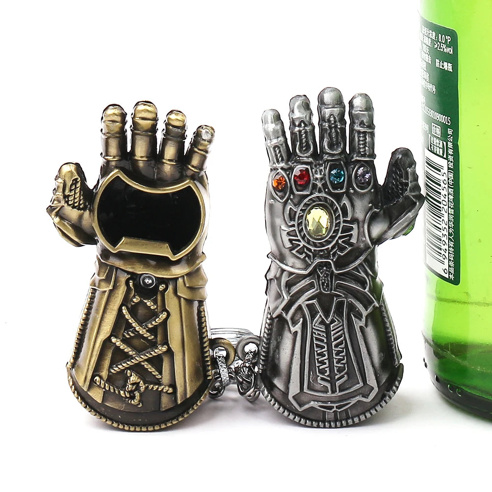 Décapsuleur Gant Thanos Avengers avec une bouteille