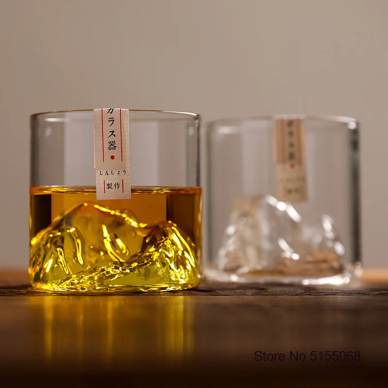 Deux verres à whisky japonais montagne