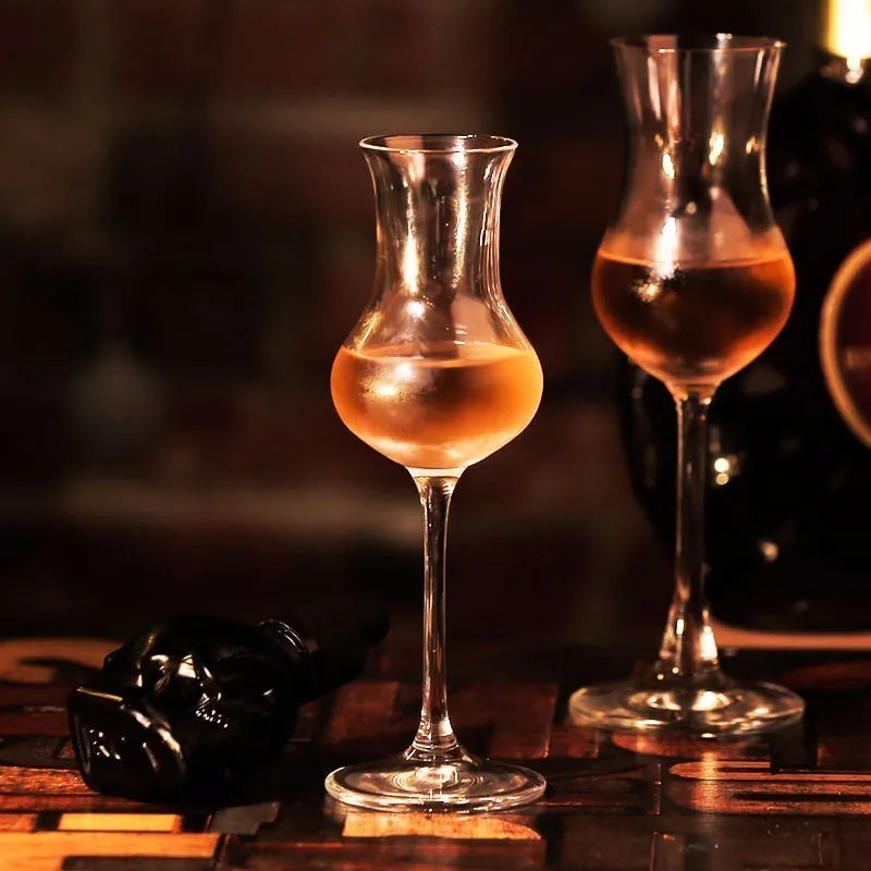 Deux verres tulipe copita sur une table de bar