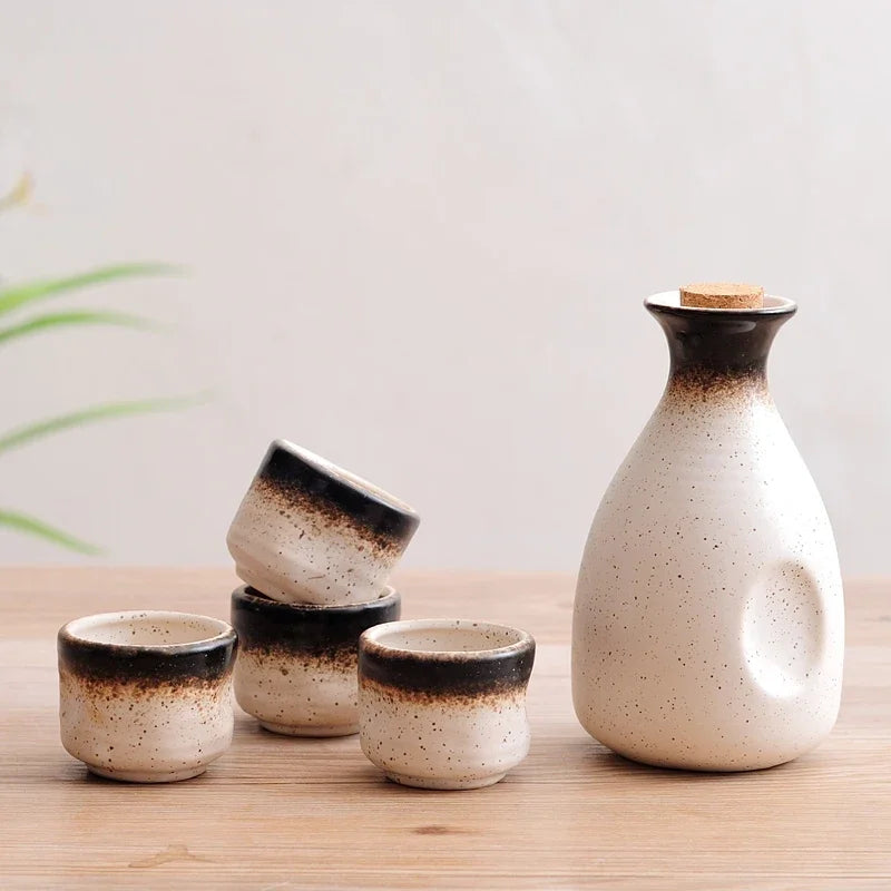 Une carafe pour le service du sake et 4 verre sake