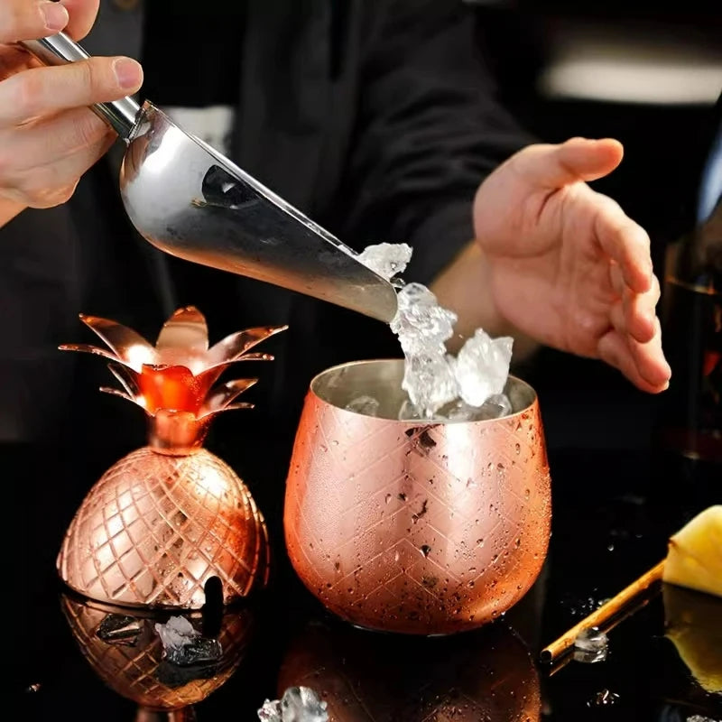cocktail moscow mule dans un contenant en cuivre