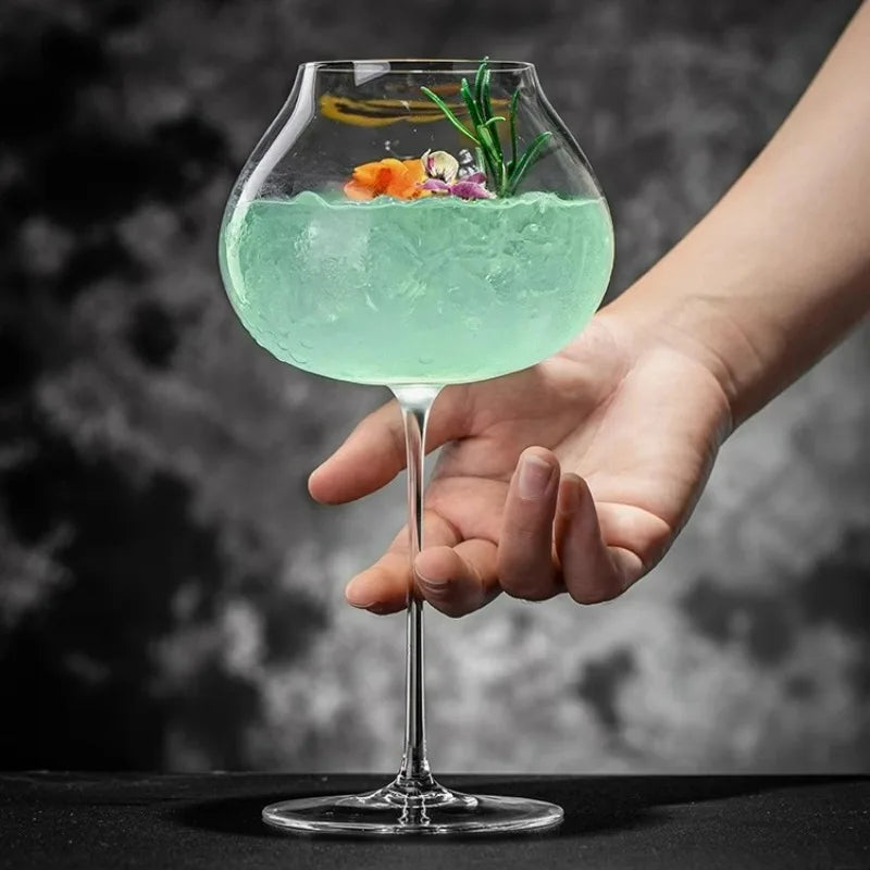 Un verre à cocktail gin tonic 